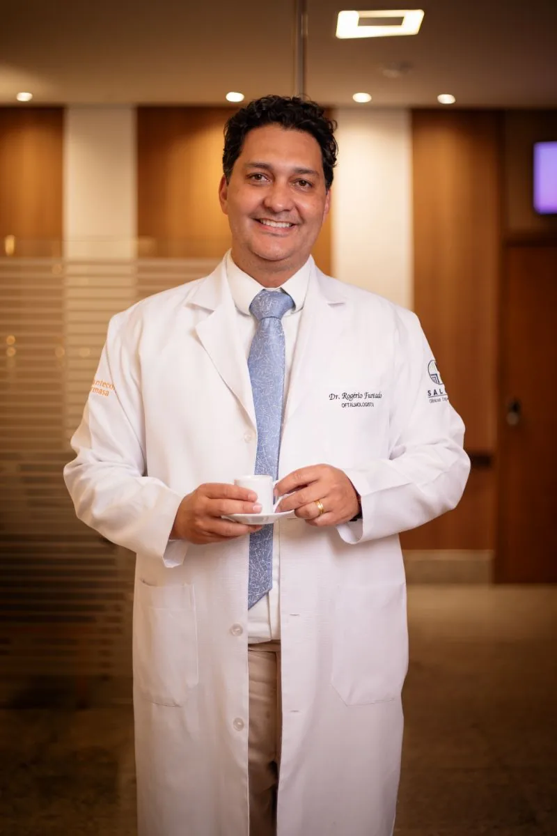 Dr. Rogério de Souza Furtado de jaleco no Hospital de Olhos Salute Sobradinho, em Sobradinho